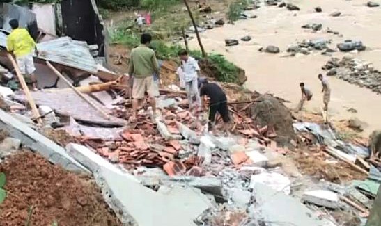 Nghệ An và Hà Tĩnh: Mưa lớn, lũ quét làm sập hai ngôi nhà và cầu tạm