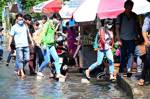 Người dân hoang mang khi nhà bị ngập