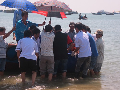 Đưa thi thể thuyền trưởng bị mất tích vào bờ để khám nghiệm