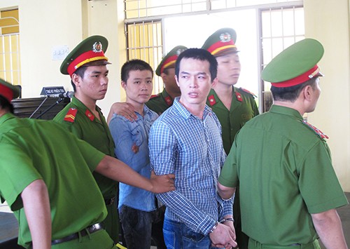Bị cáo công an viên đánh chết học sinh đạp ghế tòa án