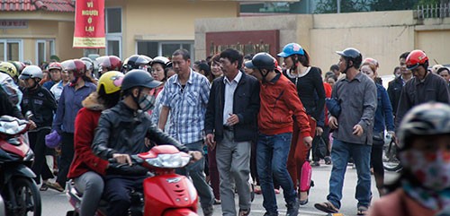 Hàng trăm tiểu thương kéo đến UBND tỉnh “tố” hợp tác xã chợ Bến Thủy