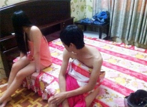 Chụp ảnh gái bán dâm khỏa thân, tung lên mạng để “chào hàng”