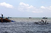 Chìm tàu 12 người được cứu kịp thời