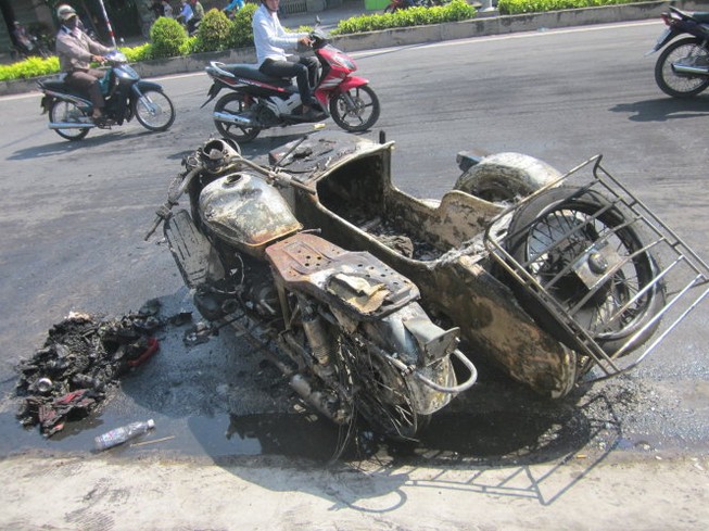 Mô tô đang bảo vệ đường đua bốc cháy dữ dội