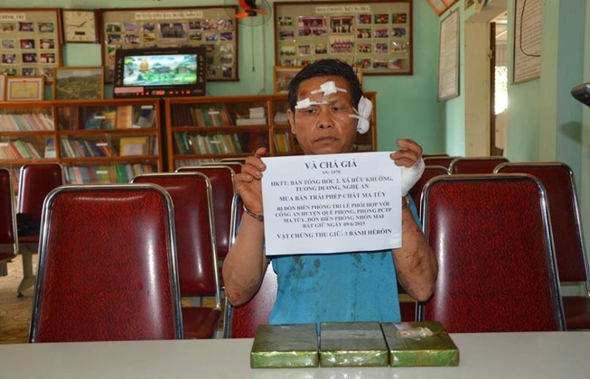 Cử người canh gác và chống trả biên phòng để bán 3 bánh heroin