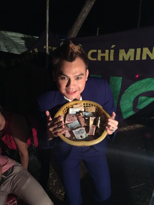Kim Tiểu Long gom 'lộc', chia cho người nghèo