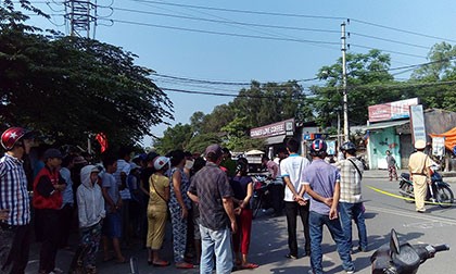Bà cụ đi qua đường bị xe máy tông tử vong