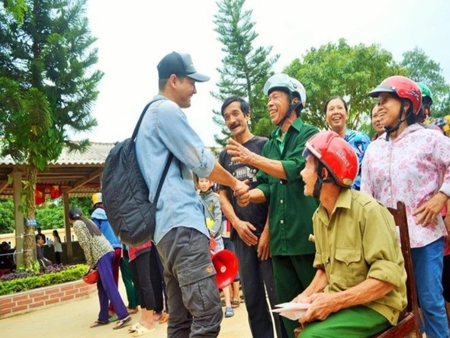 Hình ảnh MC Phan Anh cứu trợ bà con miền Trung