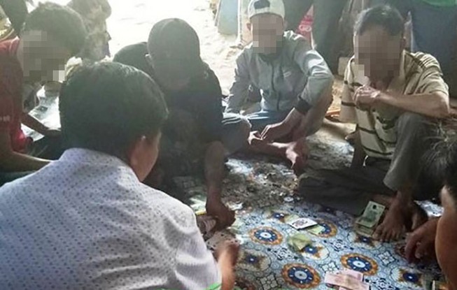 Say sưa đánh bạc rồi phát trực tiếp lên Facebook