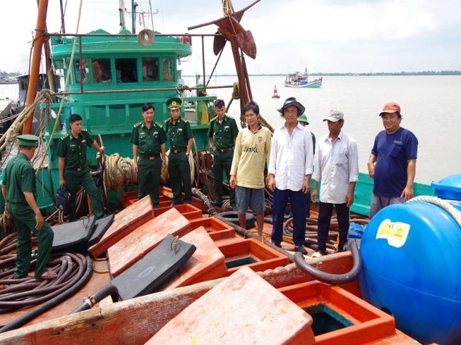 Bắt tàu cá chở gần 20.000 lít dầu không rõ nguồn gốc