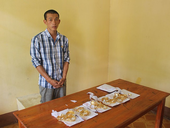 Vung dao dọa chủ tiệm vàng lấy 15 lượng