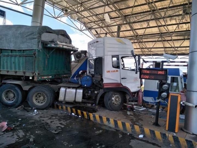 Container đâm trạm thu phí, 1 nhân viên nguy kịch