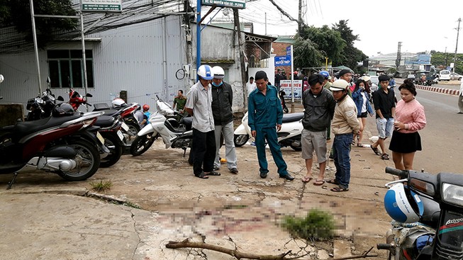 Sau tiếng súng nổ, 1 thanh niên gục chết bên vũng máu