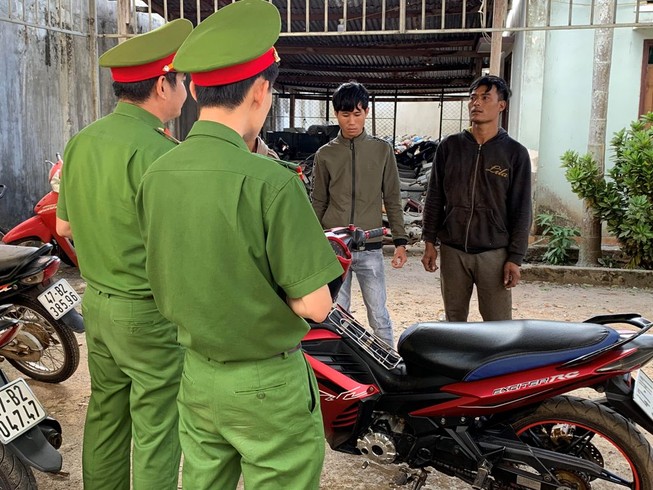 Cặp bạn tù rủ nhau đi cướp giật