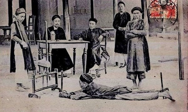 Xem người xưa nghiêm trị tội nâng điểm cho người thân