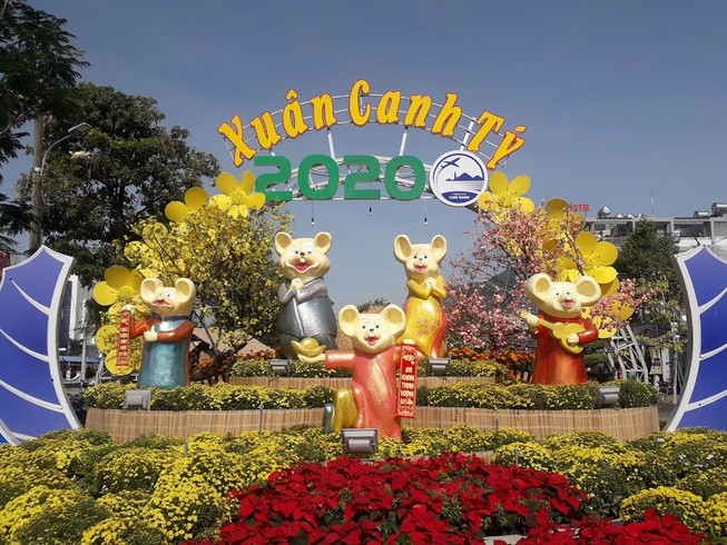 Gia đình Chuột vui nhộn ở đường hoa thành phố Cam Ranh