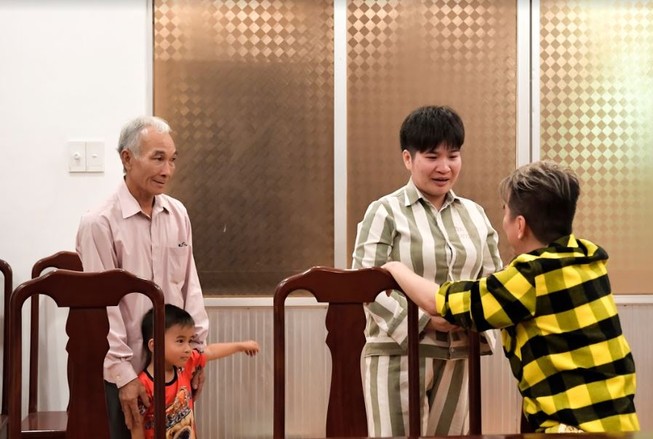 Đàm Vĩnh Hưng giúp cha và con gặp nữ phạm nhân ngày tết