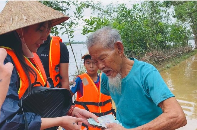 Trường Giang, Thủy Tiên, Trấn Thành hướng về người miền Trung