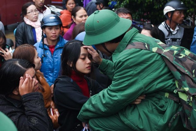 Lưu luyến tiễn người yêu nhập ngũ trong lễ Tình nhân