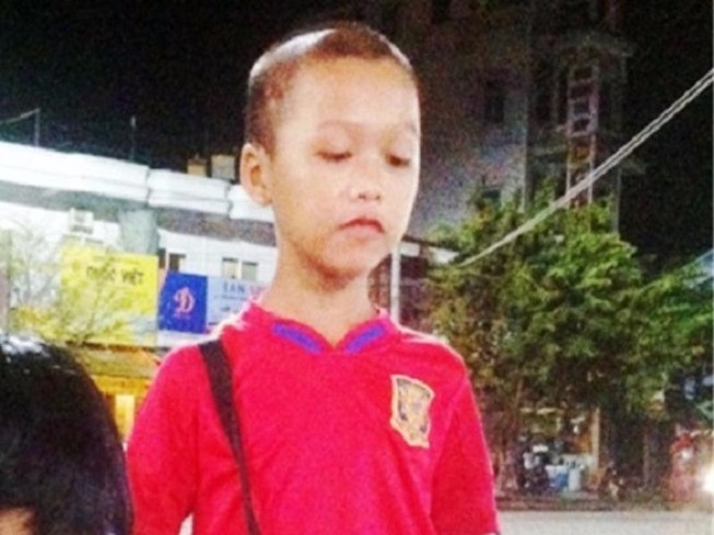 Người mẹ bán vé số tìm con trai mất tích bí ẩn