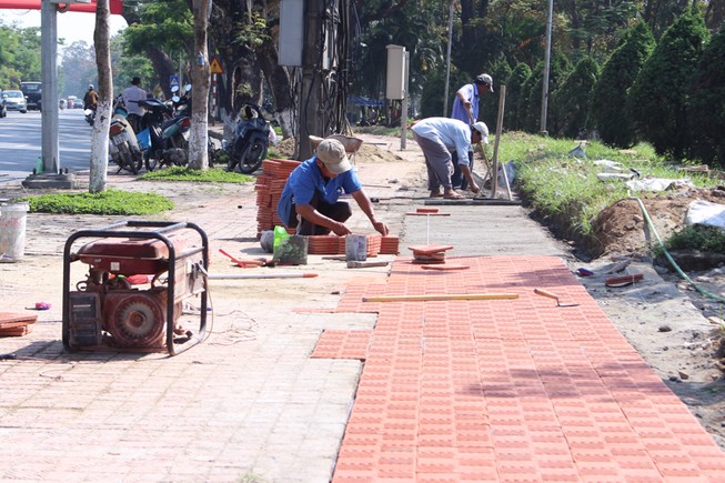 Huế: Phá hàng rào công viên, mở rộng vỉa hè