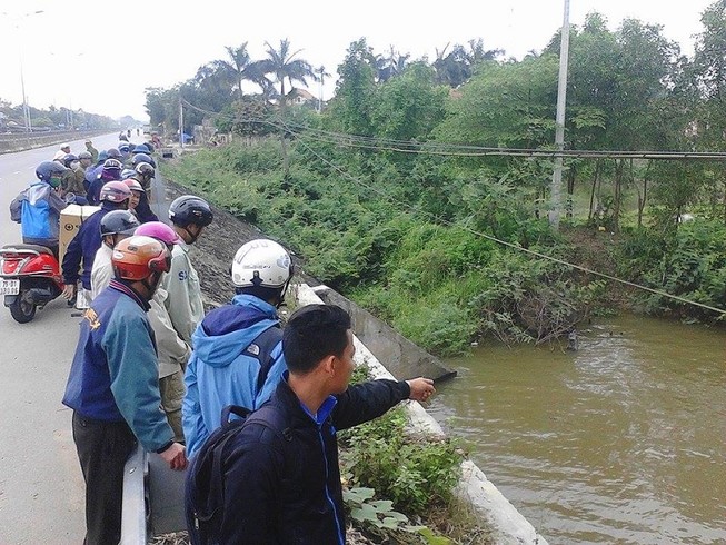 Thi thể nam thanh niên nổi trên mương nước
