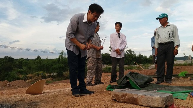 Tìm thấy bia của lăng vợ vua Tự Đức bị san làm bãi xe?