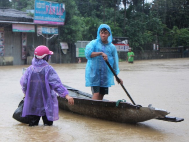 Chùm ảnh: Nước lũ lên nhanh ở hạ lưu sông Bồ