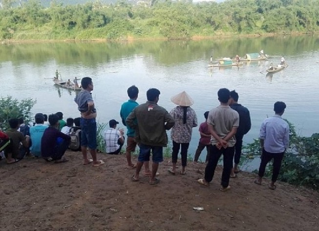 Tìm thấy thi thể nữ sinh lớp 8 nhảy sông tự tử