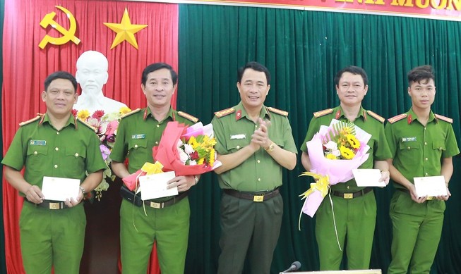 Khen thưởng đơn vị phá vụ án mạng vì 'bị nhìn đểu' ở quán nhậu