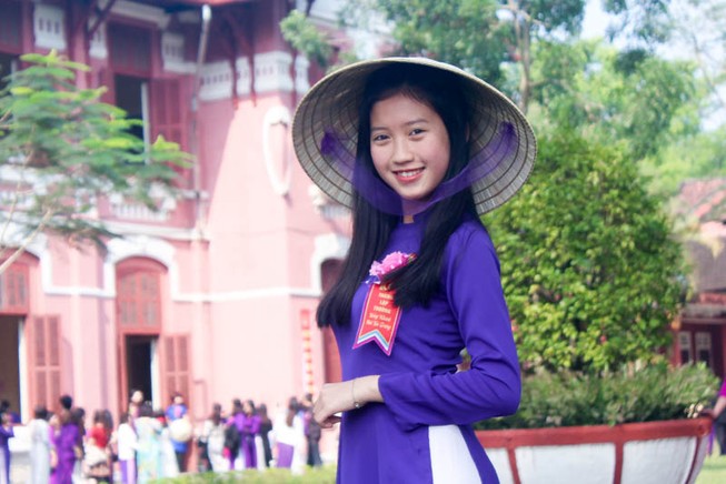 Chủ tịch tỉnh vận động giáo viên, nữ sinh Huế mặc áo dài