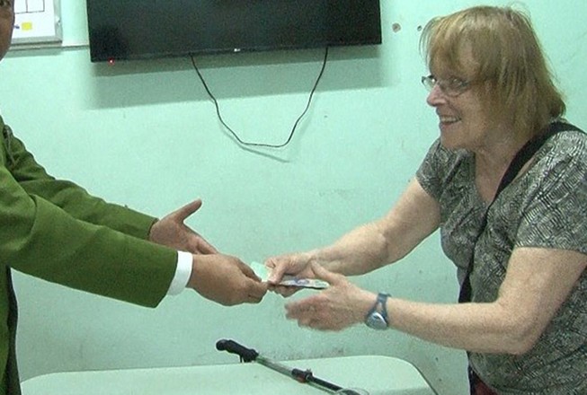 Giả bán hàng để trộm tiền khách nước ngoài tại trụ ATM