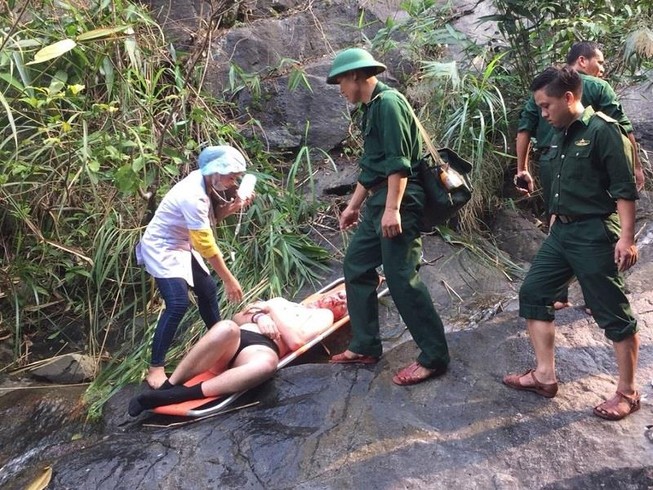 Du khách Anh gặp nạn khi leo thác trên đèo Hải Vân