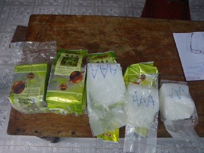 8 Bánh ma túy được người dân xã Phong Hải, huyện Phong Điền phát hiện ngày 1-12 Ảnh: B.Trâm