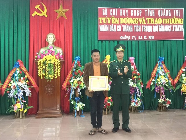 Khen thưởng người giao nộp 7 gói nghi ma túy dạt vào bờ biển