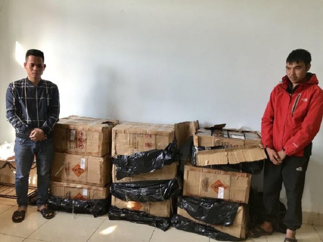 Bắt hai người chở hơn 300 kg pháo