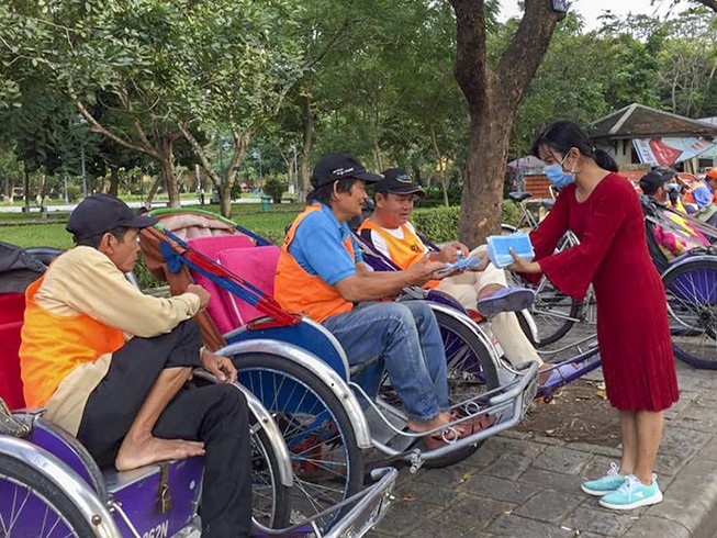 Giảng viên mua 1.000 khẩu trang phát miễn phí cho sinh viên