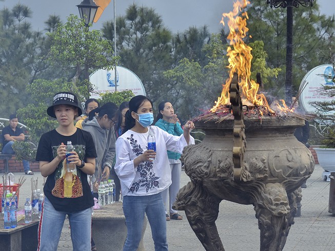'Coi thường' Corona, nhiều người đi lễ chùa bỏ khẩu trang