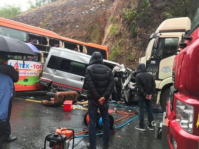 Tai nạn liên hoàn: Ô tô 16 chỗ bẹp dúm, 7 người thương vong