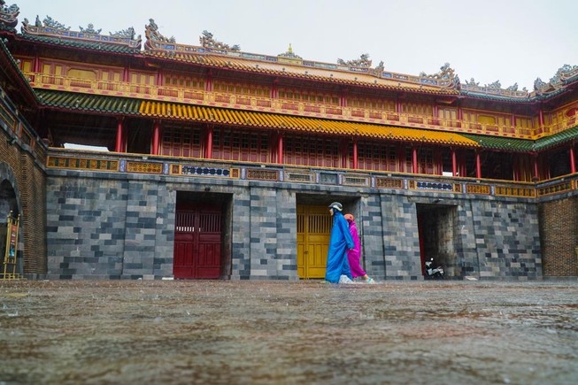 Huế: Chèo ghe trong Đại nội đi cứu trợ người dân