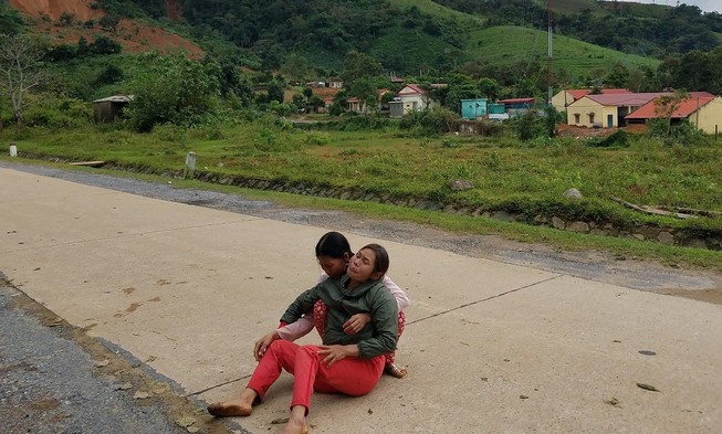 22 chiến sĩ bị vùi lấp: Tiếng khóc nghẹn của người thân