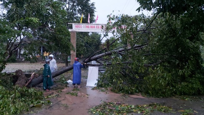 Hàng loạt ngôi nhà huyện miền núi Thừa Thiên-Huế tốc mái