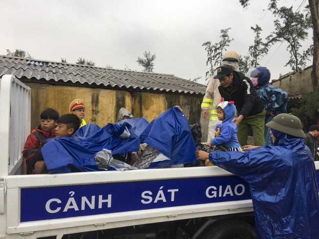 Quảng Trị, Huế cấp tốc sơ tán dân tránh bão số 13