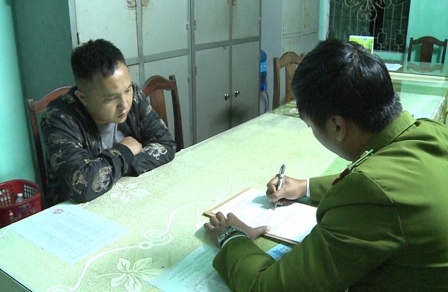 Cơ quan công an làm việc với nhóm người liên quan đến vụ việc cho vay nặng lãi. Ảnh: ND