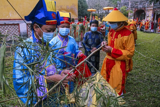 Huế: Dựng cây nêu hoàng cung nhà Nguyễn để cầu bình an