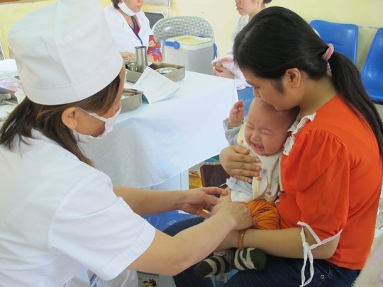 Nên giám sát trẻ sơ sinh sau tiêm vaccine Quinvaxem 24 giờ đầu