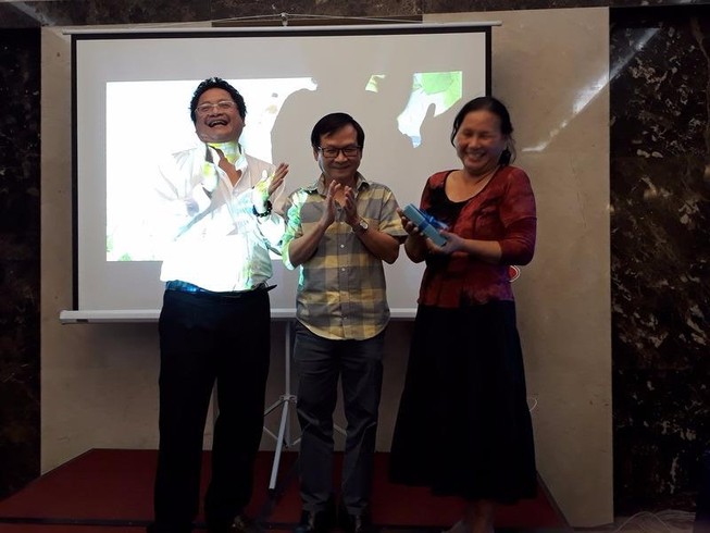 Nguyễn Nhật Ánh thiếu sách... 'trong mắt vợ con'