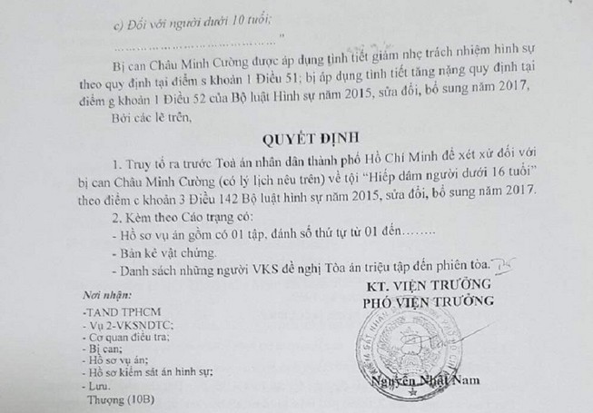 Cho bé gái xem phim đồi trụy rồi hiếp dâm
