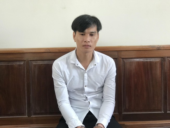 Đi săn thú rồi dùng súng tự chế bắn kiểm lâm
