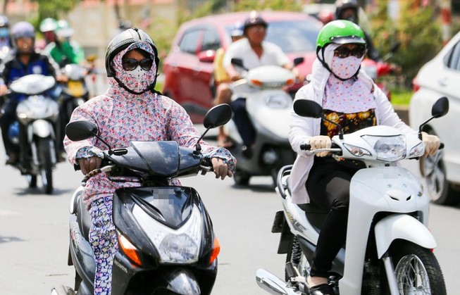 Kinh nghiệm đi xe máy, ô tô khi trời nắng nóng
